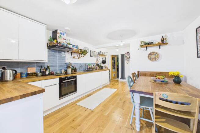 4 bed Semi-Detached for sale Image 4