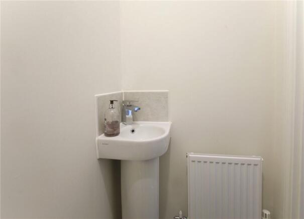 4 bed Semi-Detached to rent Image 11