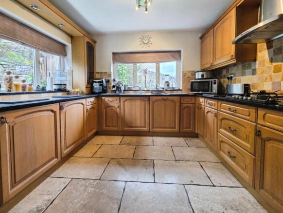 5 bed Semi-Detached for sale Image 5