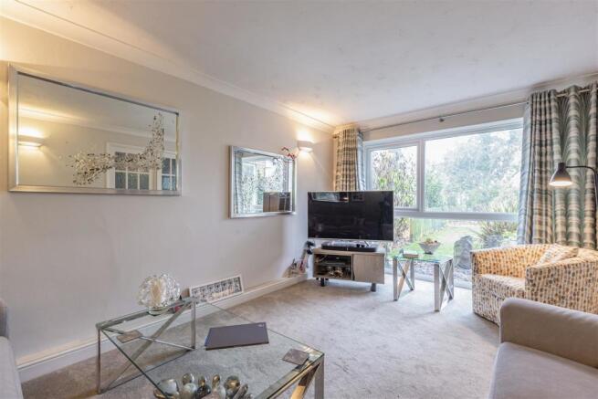 7 Pinewood Park, New Haw, KT15 3BS - 3.jpg