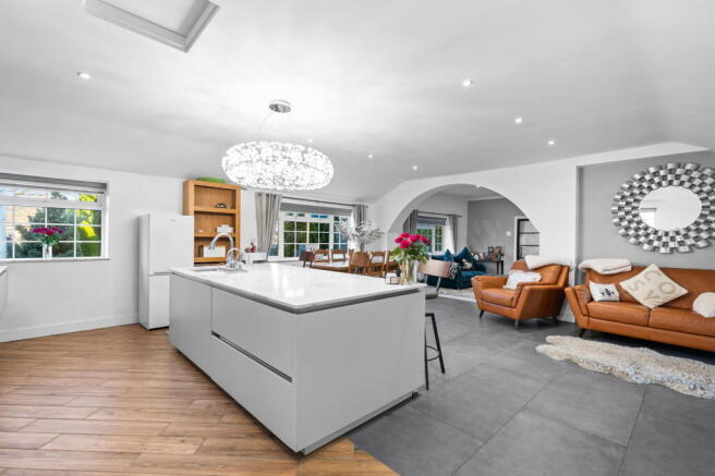 6 bed Detached for sale Image 5