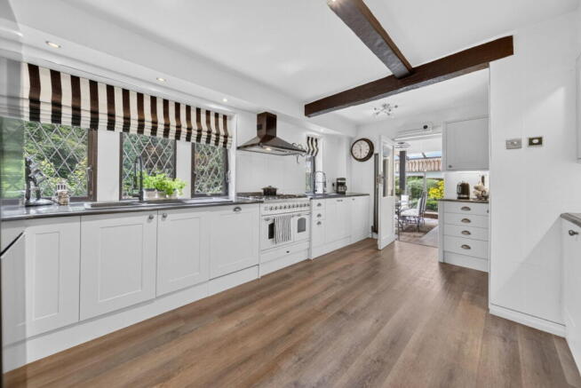 5 bed Detached for sale Image 7
