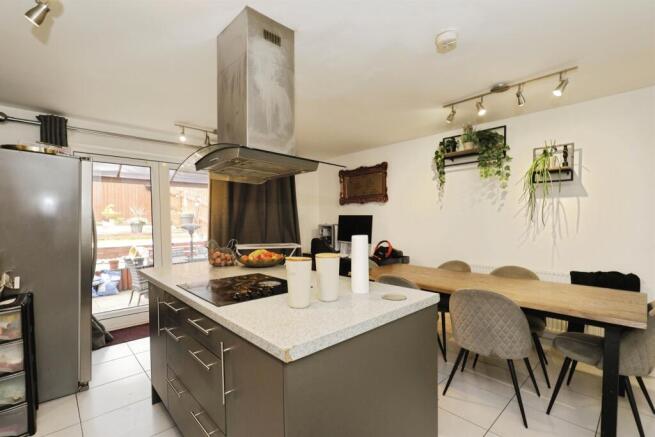 4 bed Semi-Detached for sale Image 6