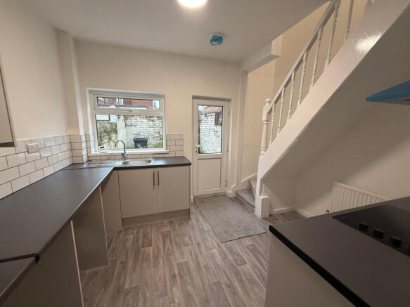 2 bed Terraced to rent Image 6