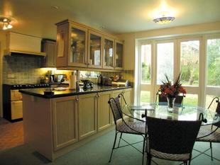 KITCHEN/BREAKFAST AREA;