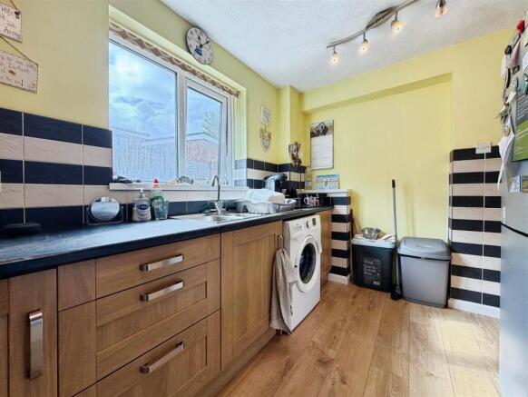 3 bed Semi-Detached for sale Image 6