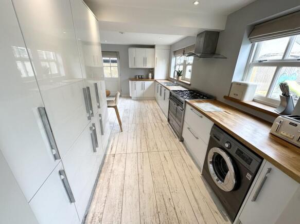 5 bed Detached for sale Image 8