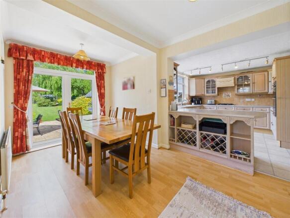 5 bed Detached for sale Image 4