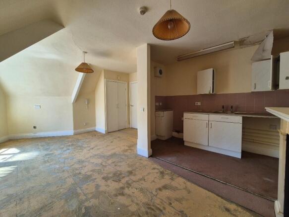 6 bed Semi-Detached for sale Image 8