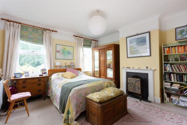 5 bed Detached for sale Image 8