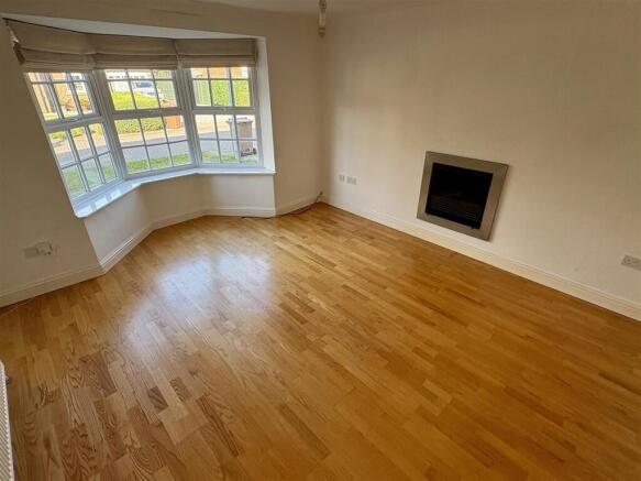 5 bed Detached to rent Image 4