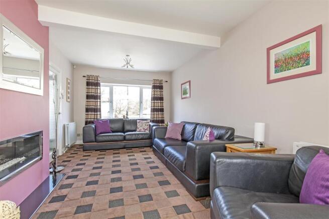 12 Riverside Crescent-14.jpg