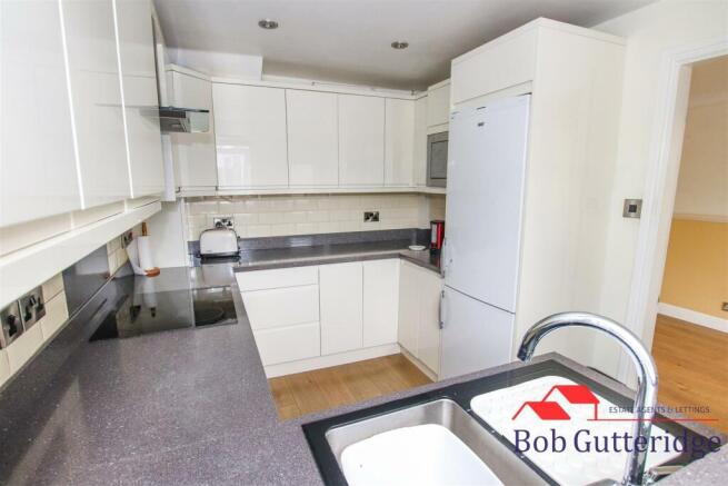 MODERN FITTED KITCHEN