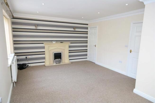 OPEN PLAN LOUNGE & DINING ROOM