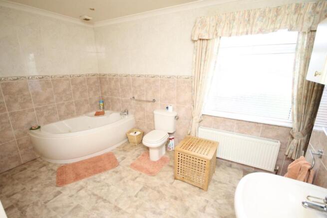 EN SUITE BATHROOM/W.