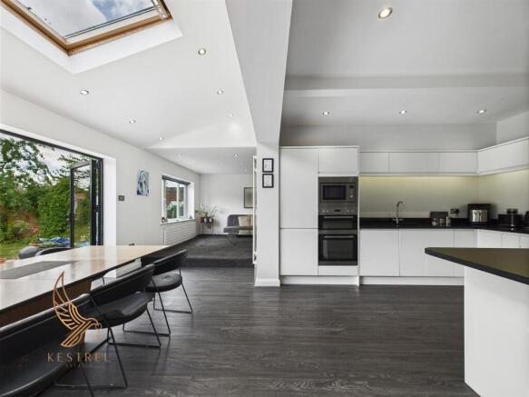 5 bed Detached for sale Image 4