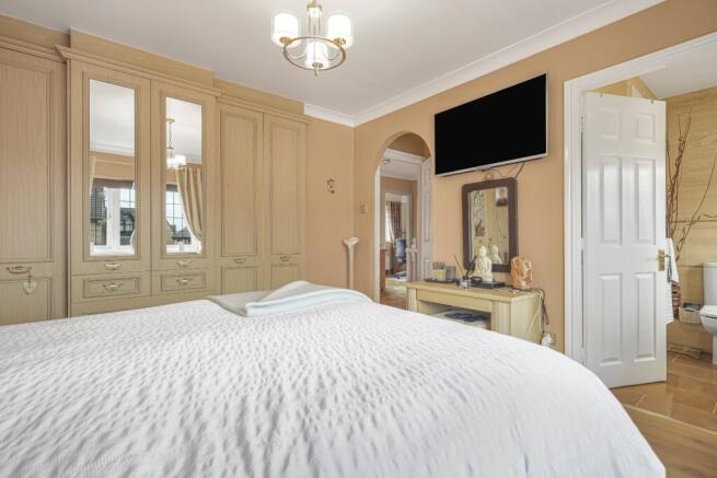 4 bed Detached for sale Image 12