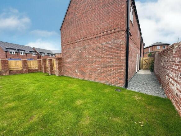 1 bed Town House to rent Image 8