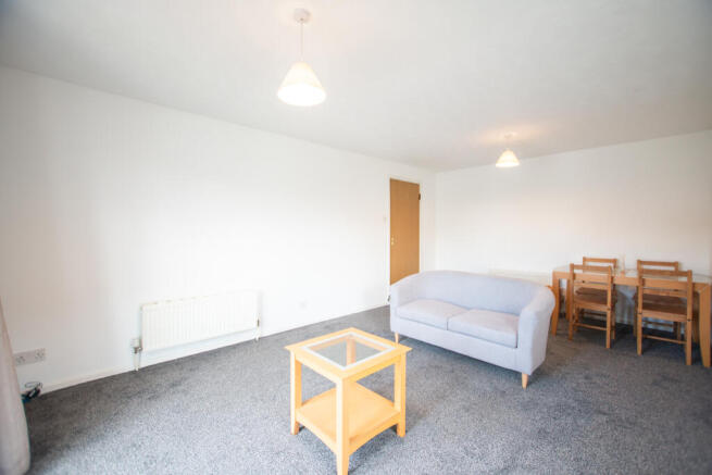 2 bed Flat to rent Image 5