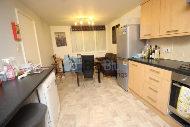 3 bed House Share to rent Image 8