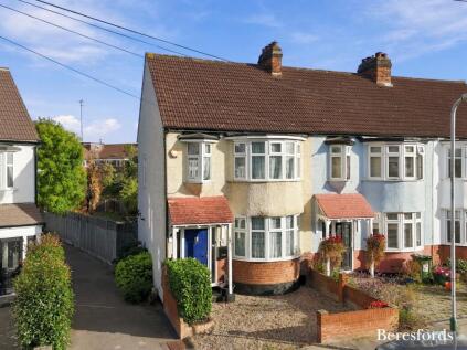 Cambridge Avenue, Gidea Park, RM2
