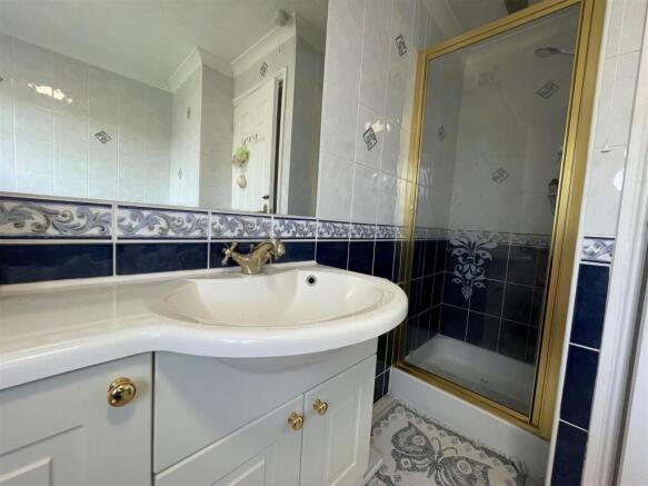 Bathroom 1.jpg