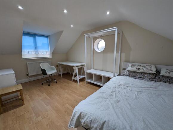 Bedroom 1 (2).jpg