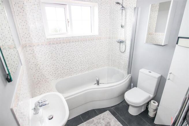 FIRST FLOOR FAMILY BATHROOM