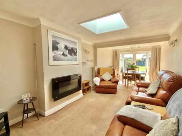 Lounge/ Dining Room