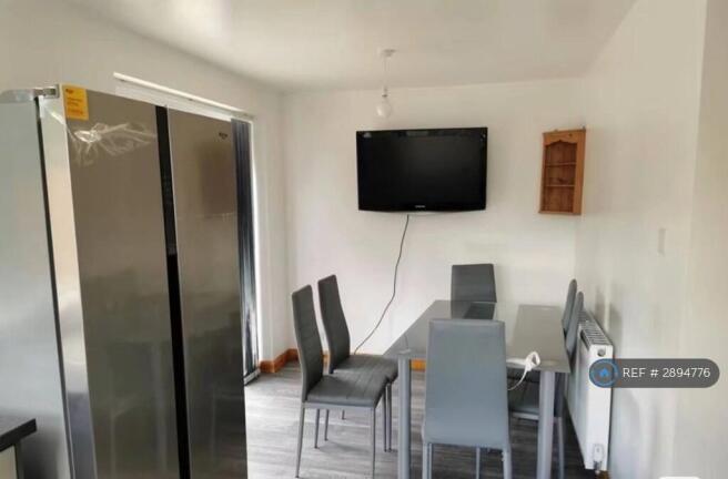 4 bed Semi-Detached to rent Image 4