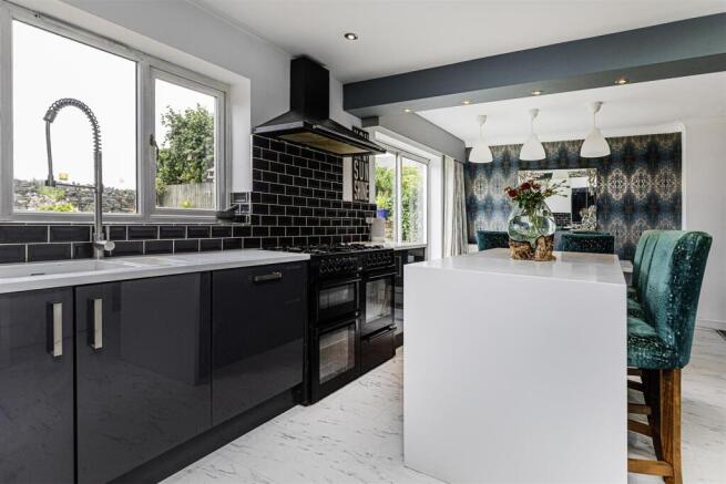 4 bed Detached for sale Image 8