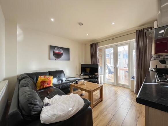 KITCHEN/LIVING ROOM