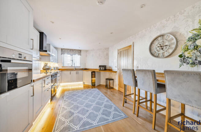 472dae17eb8b4b9bb35cc2a47f39905d