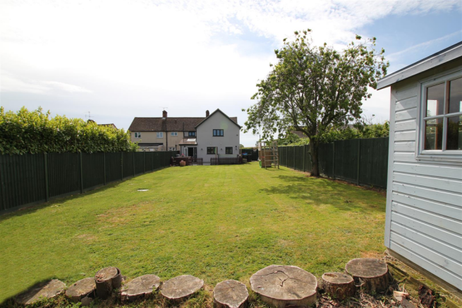 Great garden with summerhouse.png