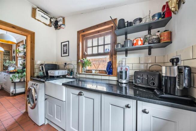 4. KITCHEN.jpg