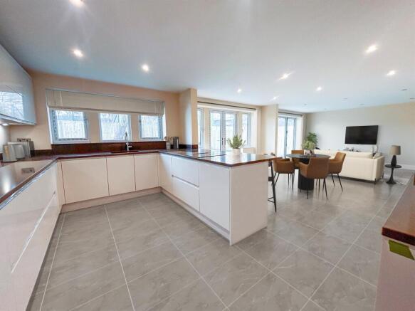 5 bed Detached for sale Image 4