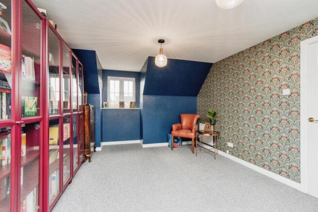 6 bed Detached for sale Image 11