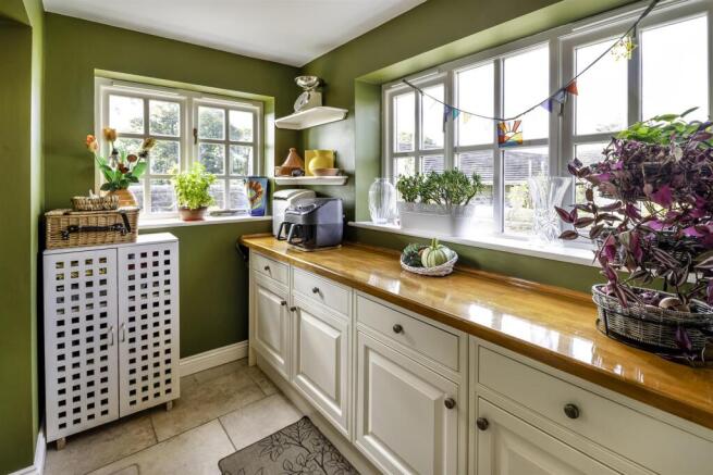 4 bed Detached for sale Image 7