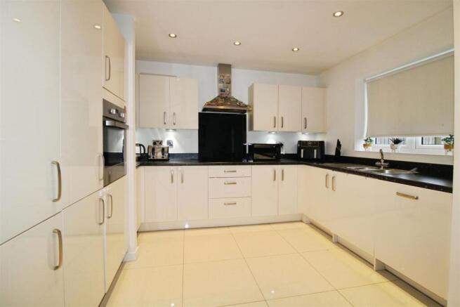 OPEN PLAN KITCHEN/DINING/FAMILY ROOM