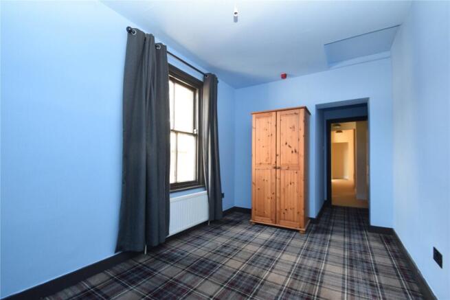 3 bed Apartment to rent Image 8
