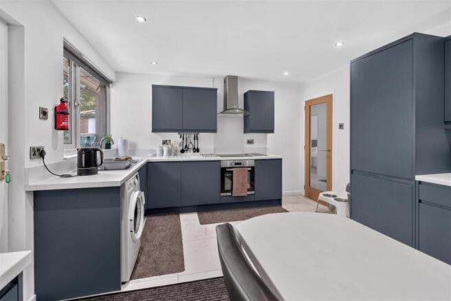 5 bed Detached for sale Image 6