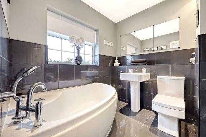 48 Parkfields Bathroom.jpeg