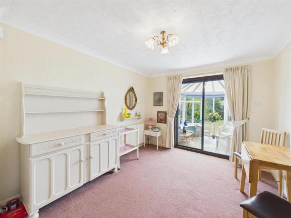 Dining room: