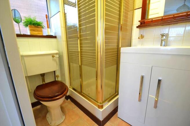 En-suite shower room/wc to bedroom 1