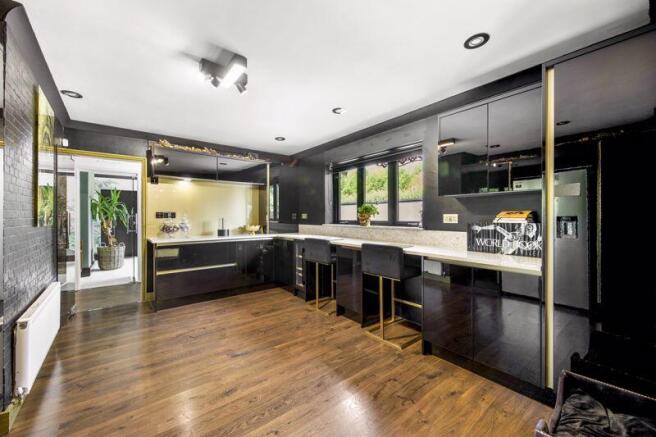 5 bed Detached for sale Image 4