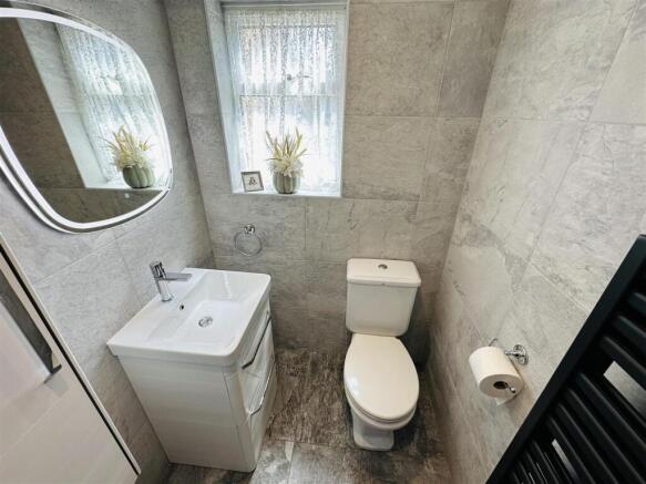 5 bed Detached for sale Image 5