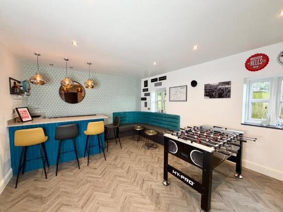 6 bed Detached for sale Image 12