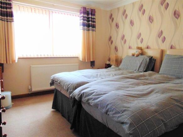 bedroom 1.JPG