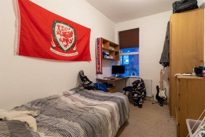 8 bed House to rent Image 12