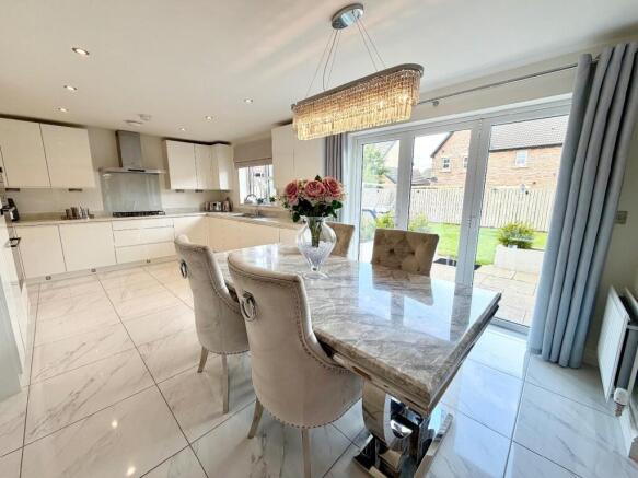 4 bed Detached for sale Image 8